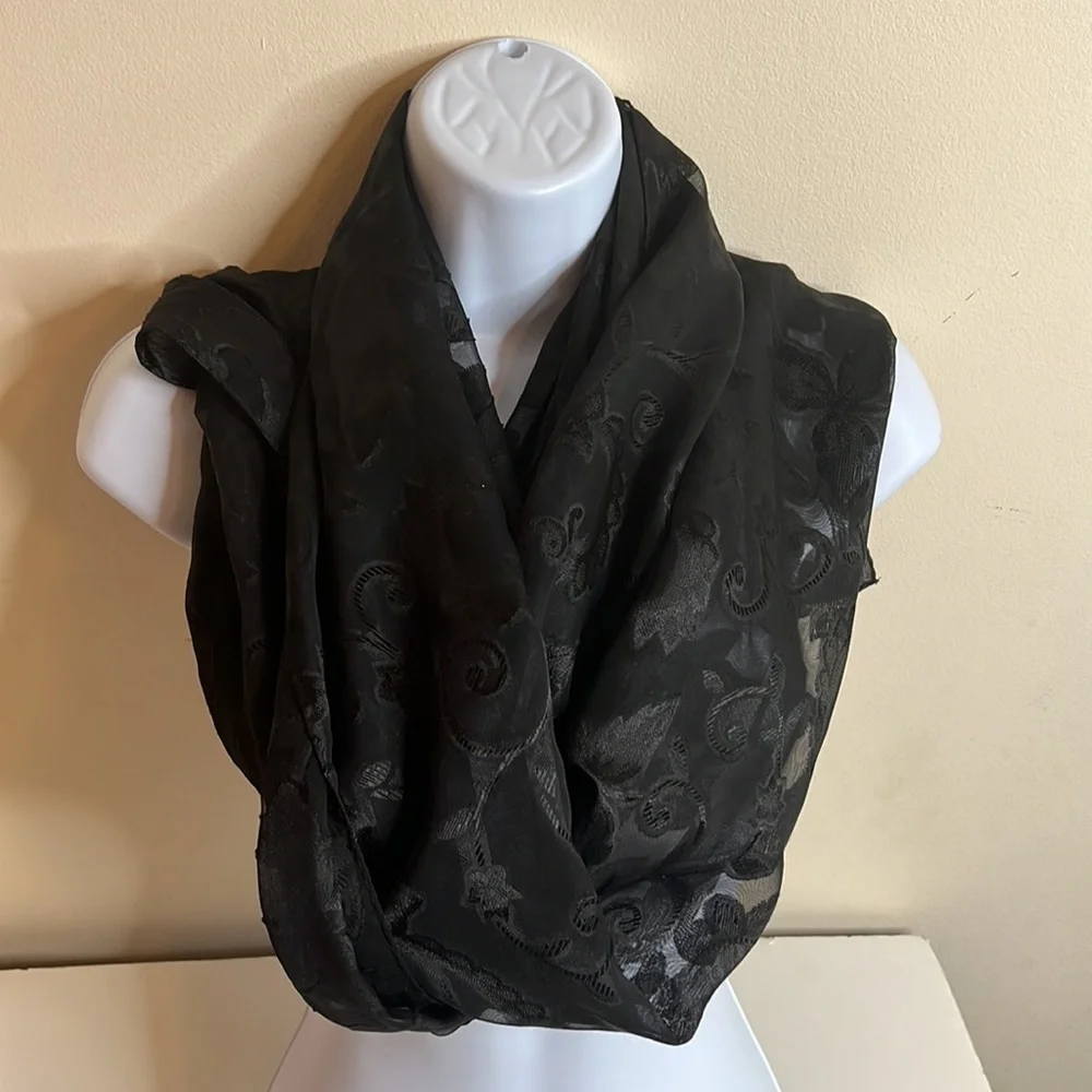 Liz Claiborne black scarf lightweight